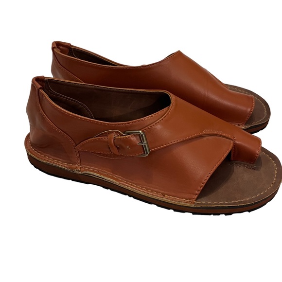 Camel color leather sandal Size 9 or 42 Euro, buckle side - Picture 4 of 5